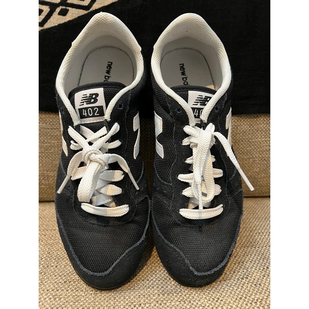 Like new. Ladies New Balance 402 shoes. Size 8. - Picture 2 of 13